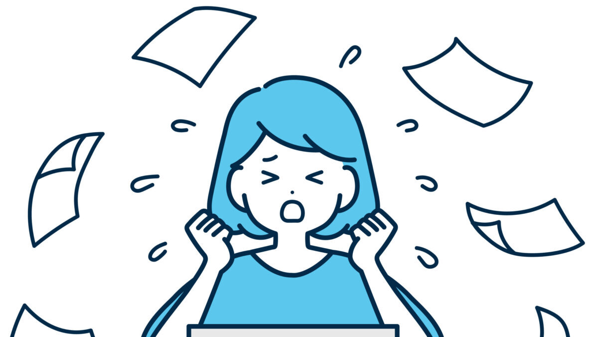 ノートパソコンの前で書類に囲まれ、同時処理の多さにパンクしそうになっている女性のイラスト（ASD当事者の見えない負担のイメージ）
